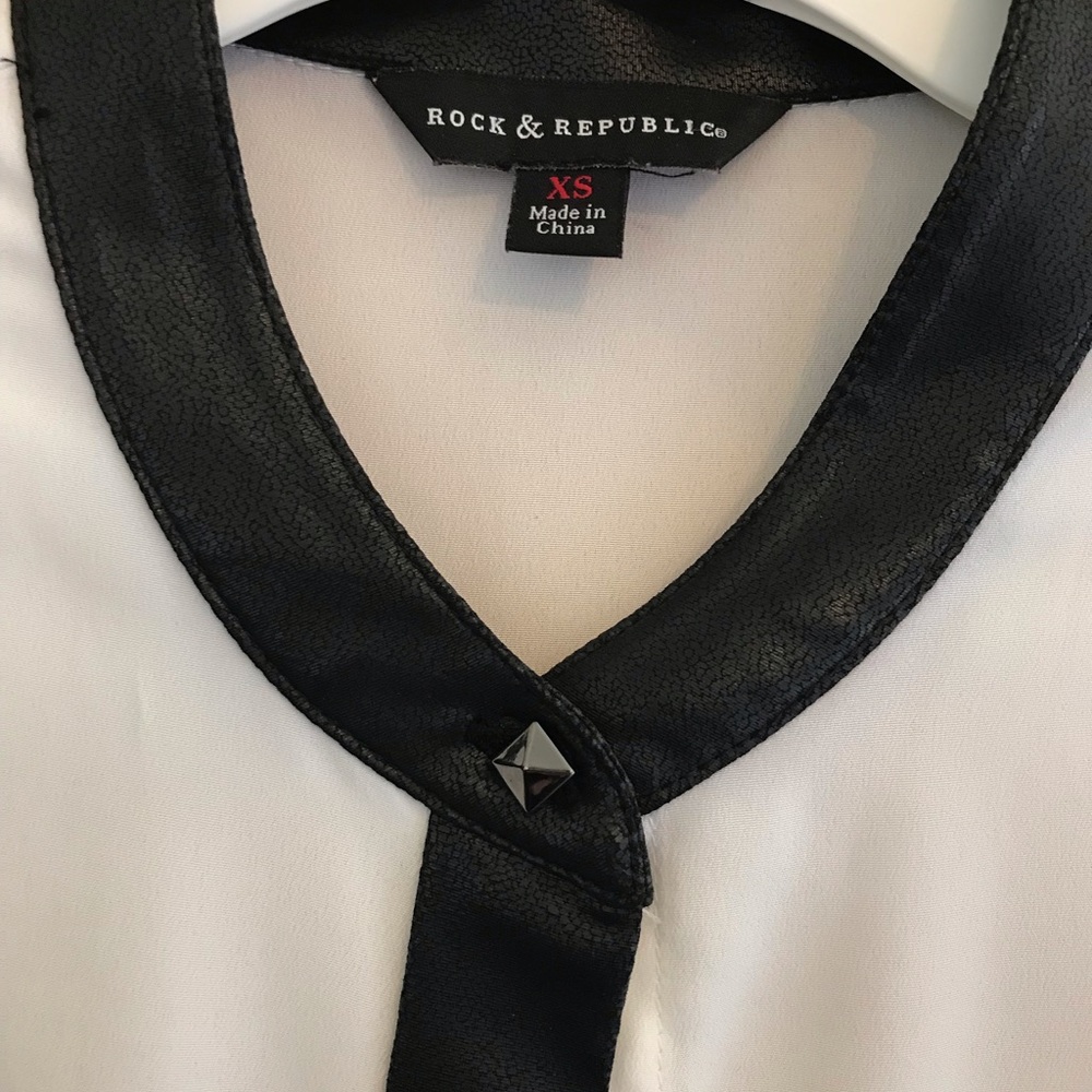 Rock & Republic- Black/White blouse - Picture 2 of 4